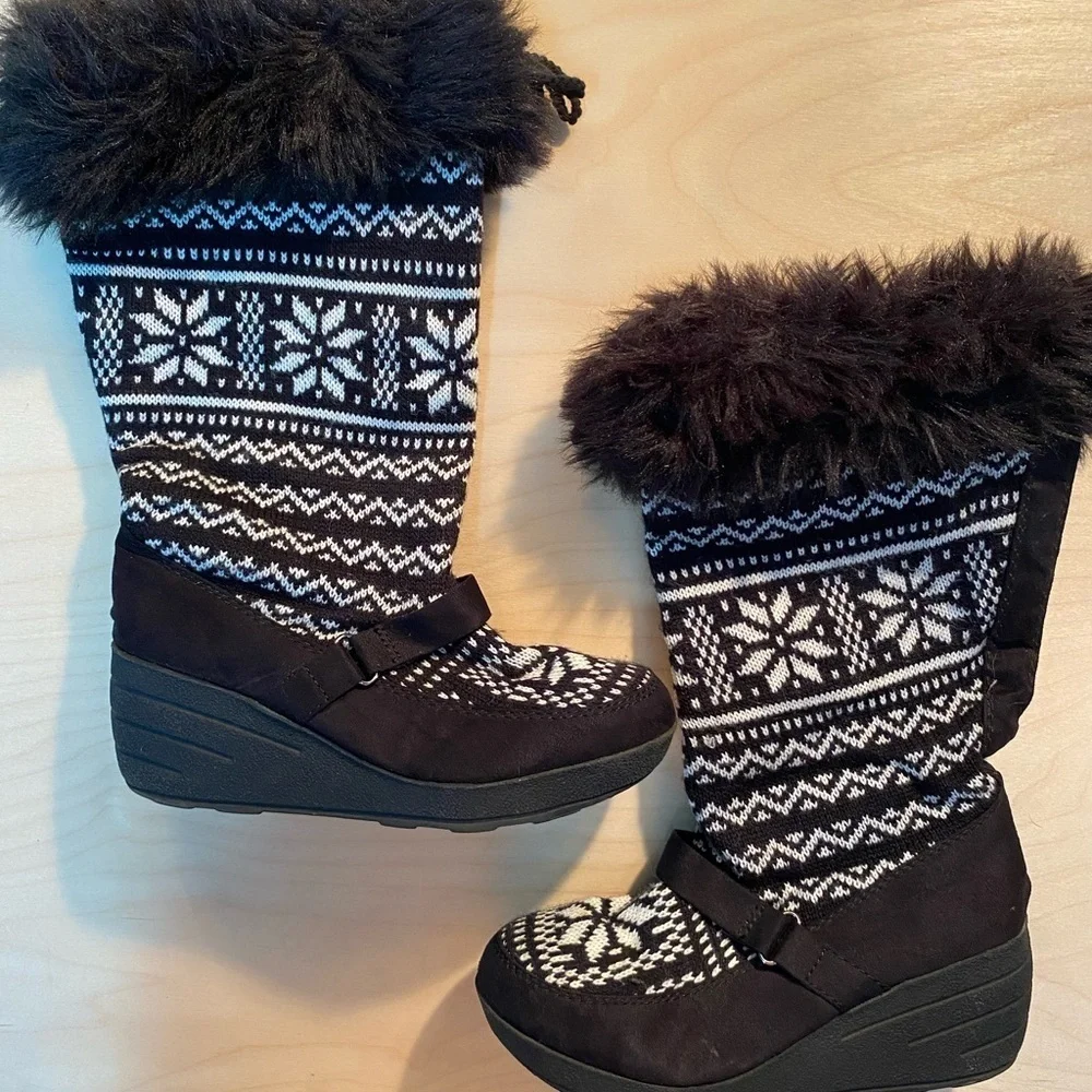 Red Camel Summit Black White Knit Snowflake Wedge Boot size 8M (GO)